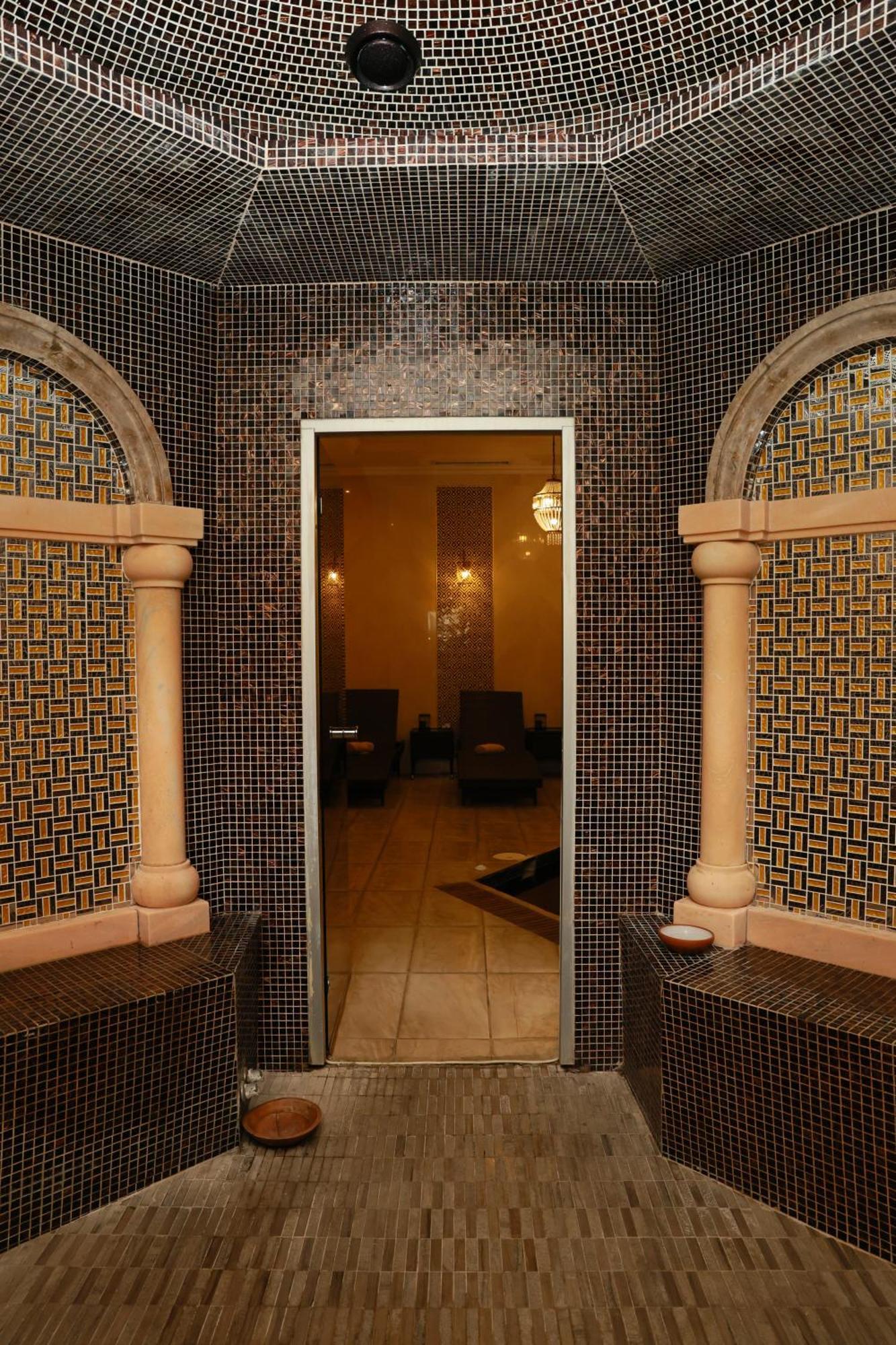 Golden Palace Hotel Yerevan Bagian luar foto