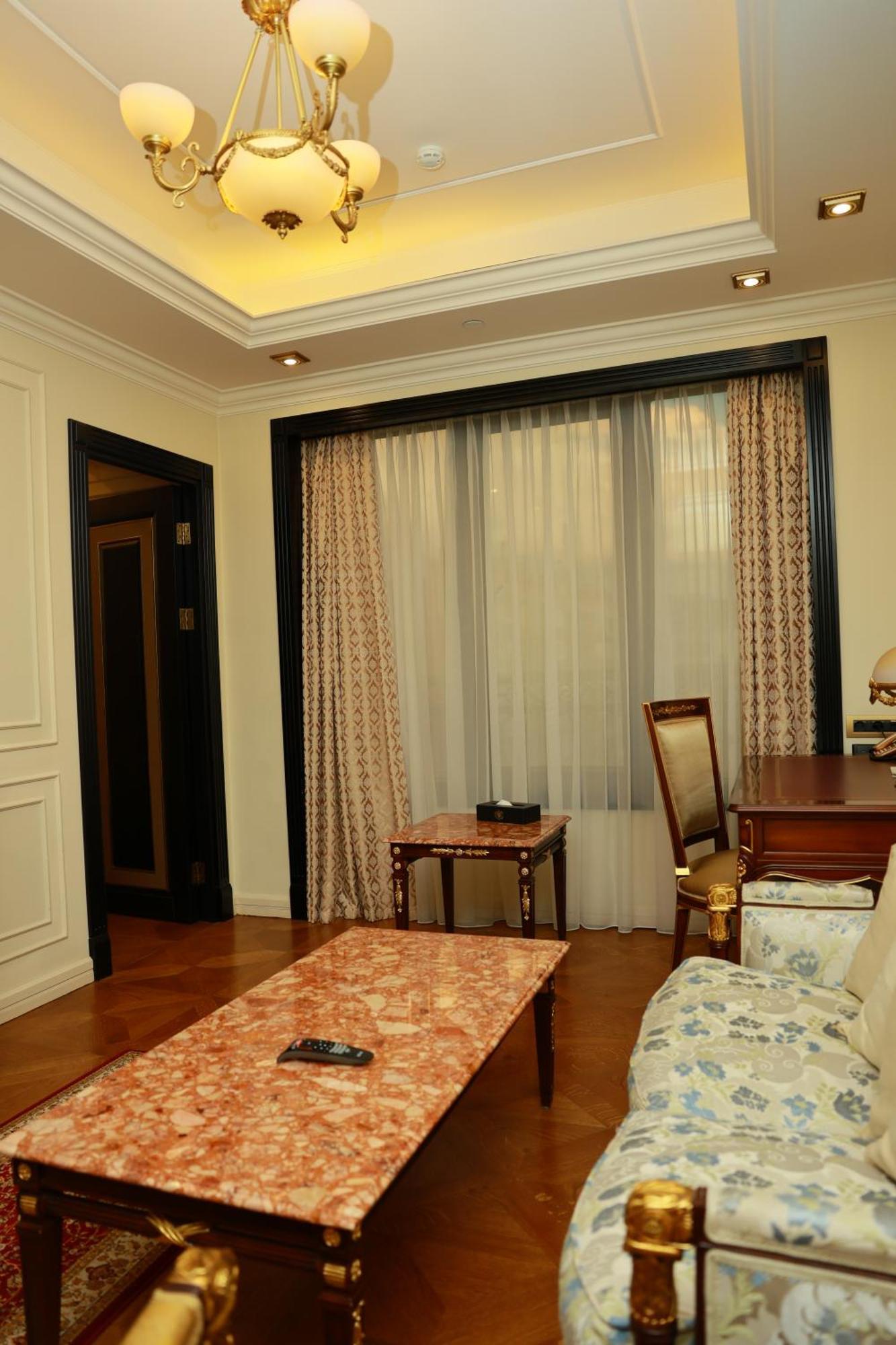 Golden Palace Hotel Yerevan Bagian luar foto