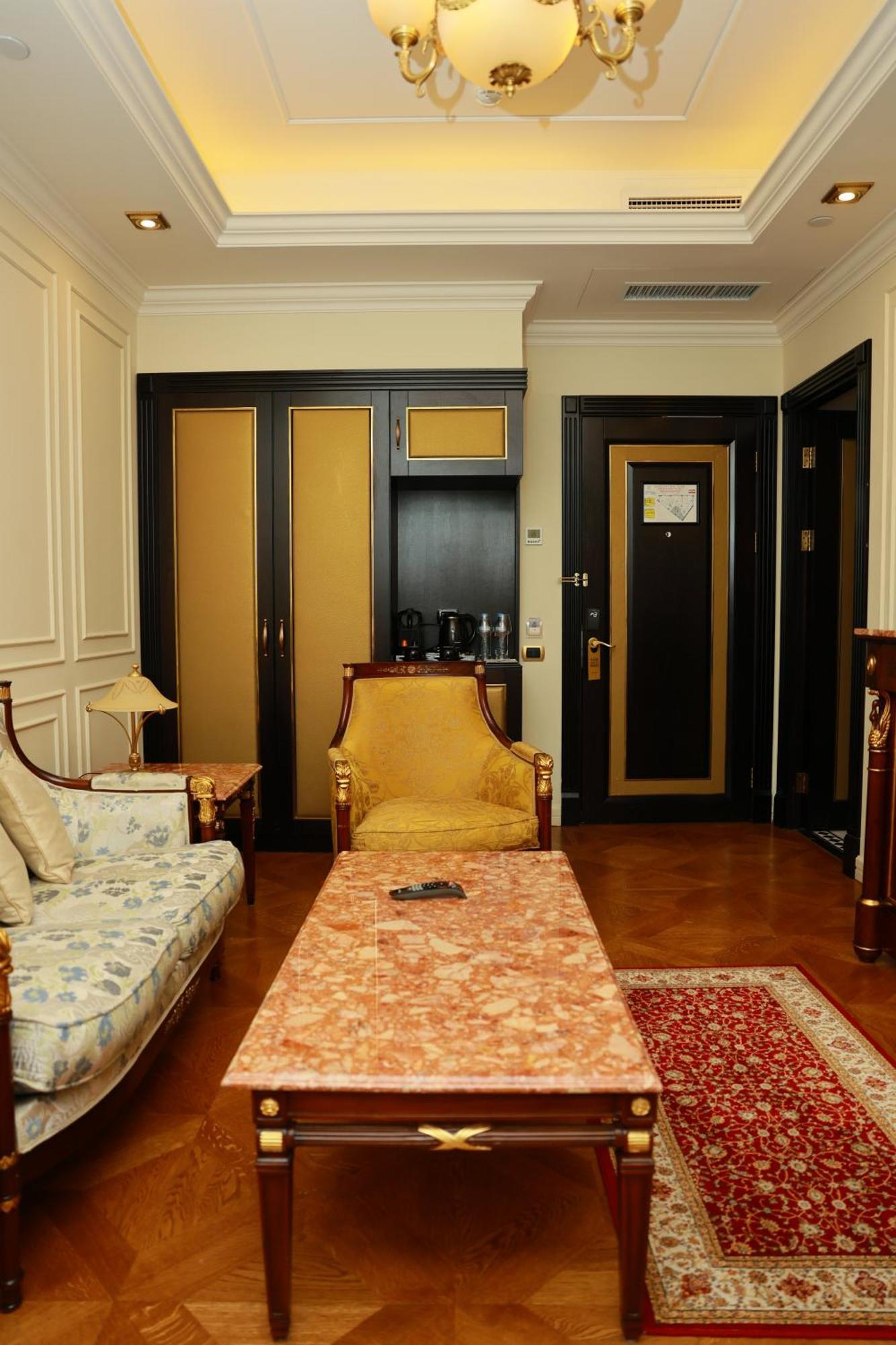Golden Palace Hotel Yerevan Bagian luar foto