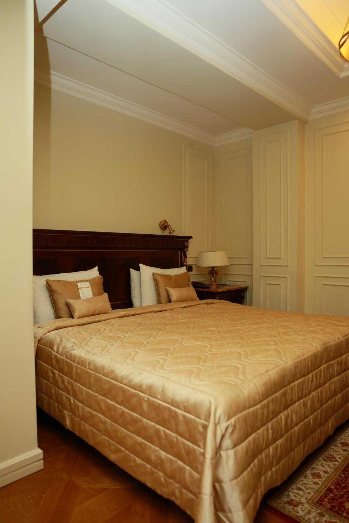 Golden Palace Hotel Yerevan Bagian luar foto