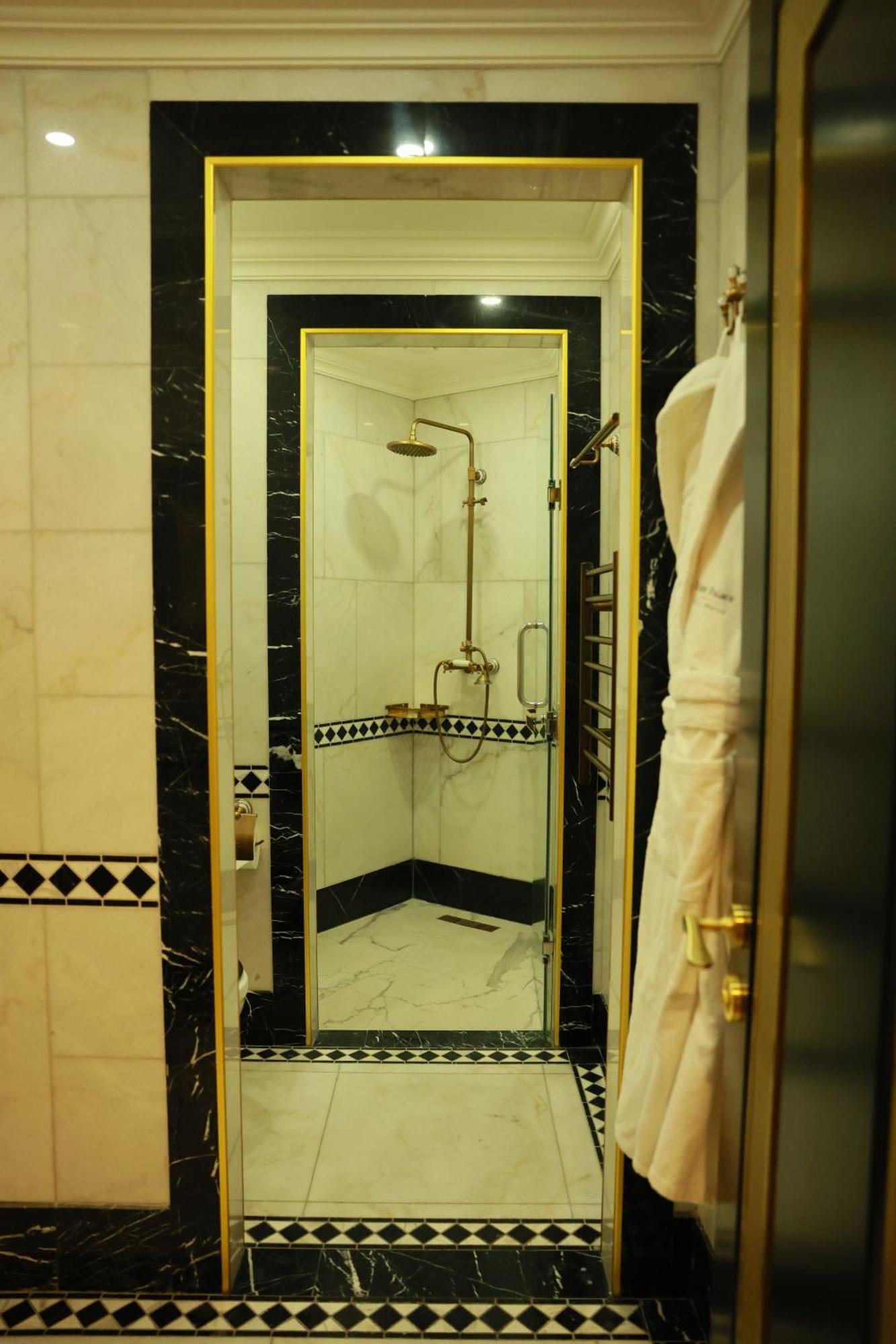 Golden Palace Hotel Yerevan Bagian luar foto